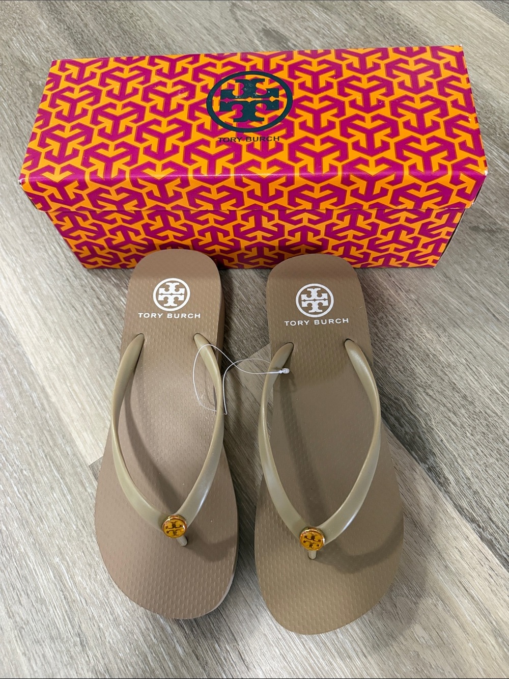 🆕 Tory Burch Beige/Tan Logo Thin Wedge Flip Flop Sandals